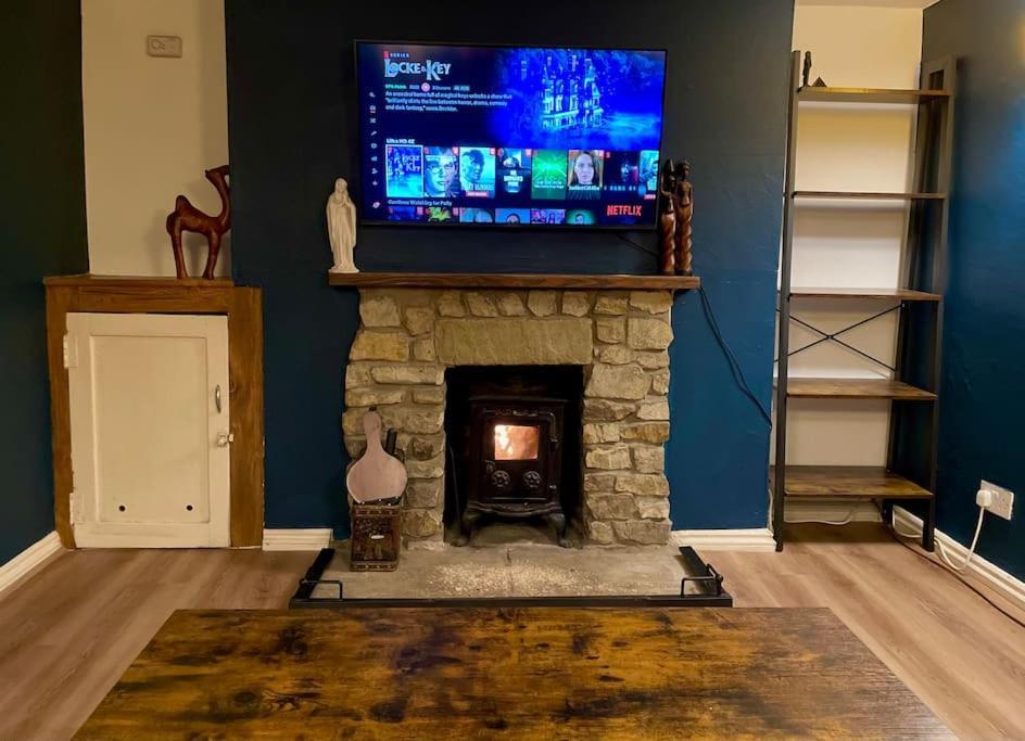 Rustic 18Th Century Stone Cottage With Fireplace And Parking Crowborough Bagian luar foto